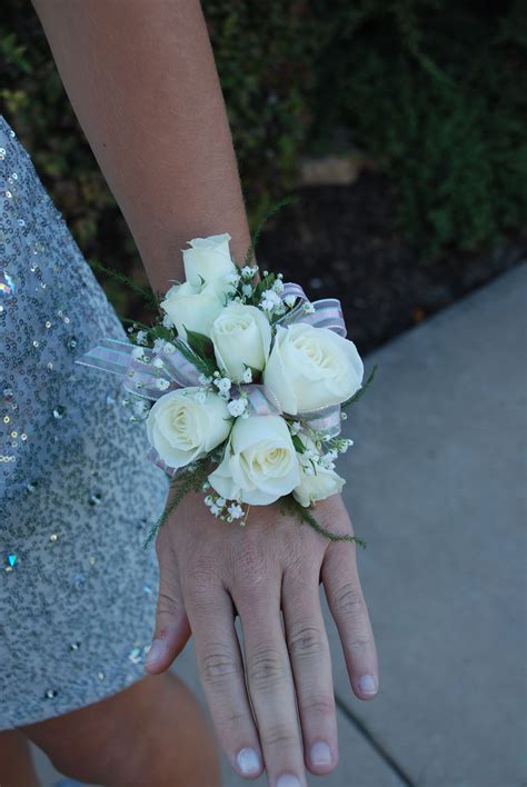 ‭Corsage .